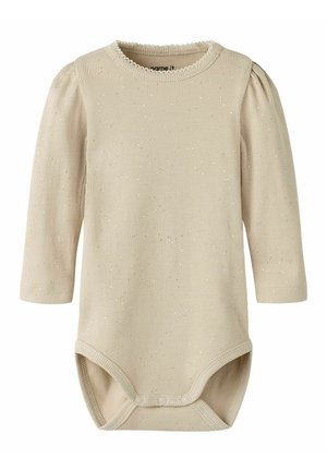 Bodysuit de bebé de canalé beige con mangas largas, cuello redondeado y sutiles destellos metálicos. Presenta cierres a presión en la parte inferior.