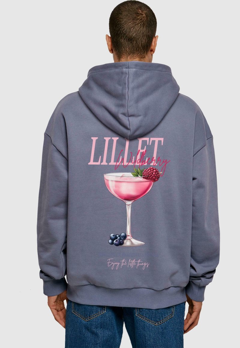Szürke kapucnis pulóver, amelyen egy nagy grafikán rózsaszín koktélpohár látható, tele málnával és áfonyával, valamint a "LILLET Wildberry" felirat rózsaszín színben.