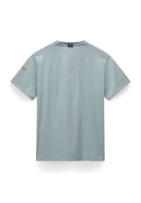 T-shirt azzurro chiaro a maniche corte, con colletto rotondo, realizzato in morbido cotone. Design minimalista con un piccolo dettaglio del logo sulla manica sinistra.