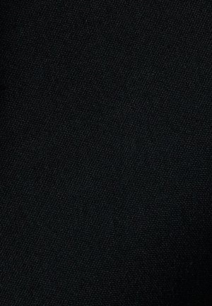 Sort stof med en tekstureret vævning, der har en mat finish. Overfladen viser en ensartet mørk farve uden mønstre eller accenter.