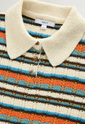 Gestreepte gebreide poloshirt in crème, bruin, oranje, blauw en geel. Heeft een geribbelde kraag en een placket met drie knopen. Zachte textuur.