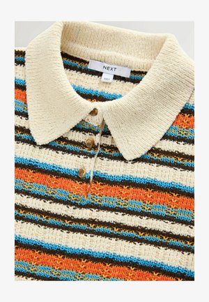 Gestreifter Strick-Polohemd in Creme, Braun, Orange, Blau und Gelb. Mit einem gerippten Kragen und einer Knopfleiste mit drei Knöpfen. Weiche Textur.