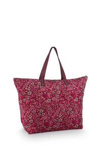 Grote tas in rode stof met een bloemenpatroon, voorzien van bruine leren handvatten en een ritssluiting, rechthoekige vorm en een zachte textuur.