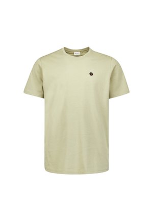 Beige T-shirt met korte mouwen en ronde hals, met een klein donker zeshoekig logo op de linkerborst, weergegeven op een witte achtergrond.