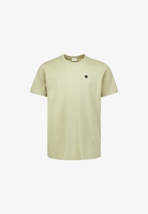 Beige T-shirt met korte mouwen en ronde hals, met een klein donker zeshoekig logo op de linkerborst, weergegeven op een witte achtergrond.