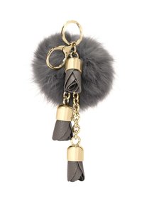 Breloc gri, cu un pompon pufos, accente din piele și accesorii aurii; are trei detalii din piele rulată și un țăruș pentru atașare.