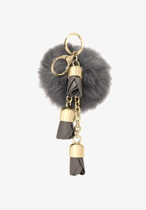 Sivi privjesak za ključeve s pahuljastim pom-pomom, kožnim detaljima i zlatnim hardverom; ima tri valjka od kože i lančanu vezu.