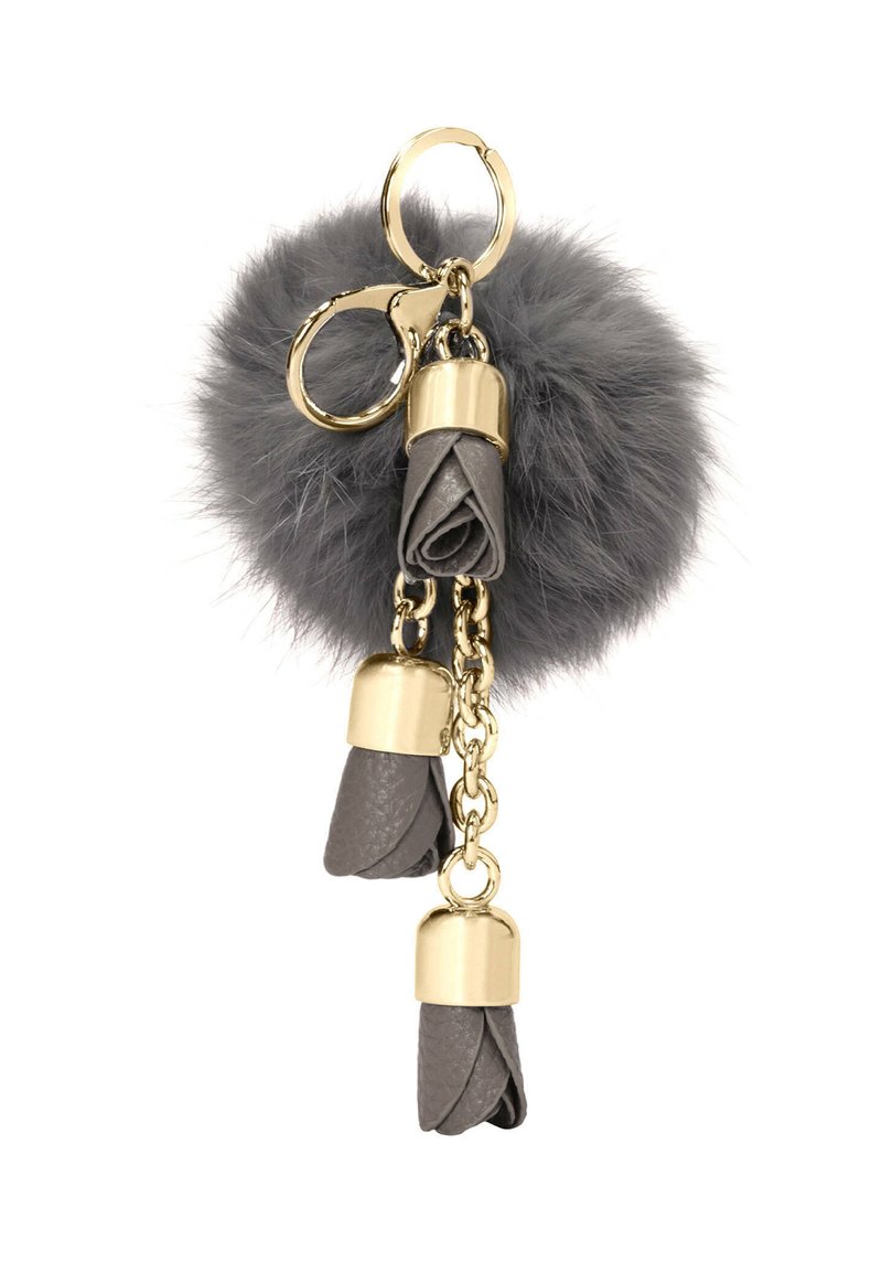 Breloc gri, cu un pompon pufos, accente din piele și accesorii aurii; are trei detalii din piele rulată și un țăruș pentru atașare.