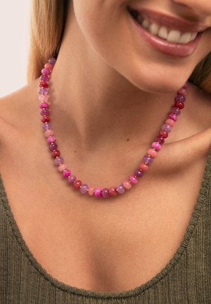 Collar de cuentas multicolores que presenta cuentas redondas y translúcidas en rosa, púrpura y rojo. Acentuado con pequeños espaciadores dorados.