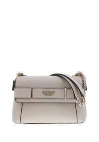Borsa in pelle grigia chiara con una forma strutturata, dettagli in metallo dorato e una tracolla a catena removibile. Presenta un gancio frontale con marchio.
