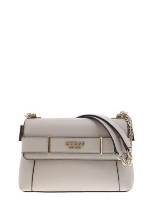Borsa in pelle grigia chiara con una forma strutturata, dettagli in metallo dorato e una tracolla a catena removibile. Presenta un gancio frontale con marchio.