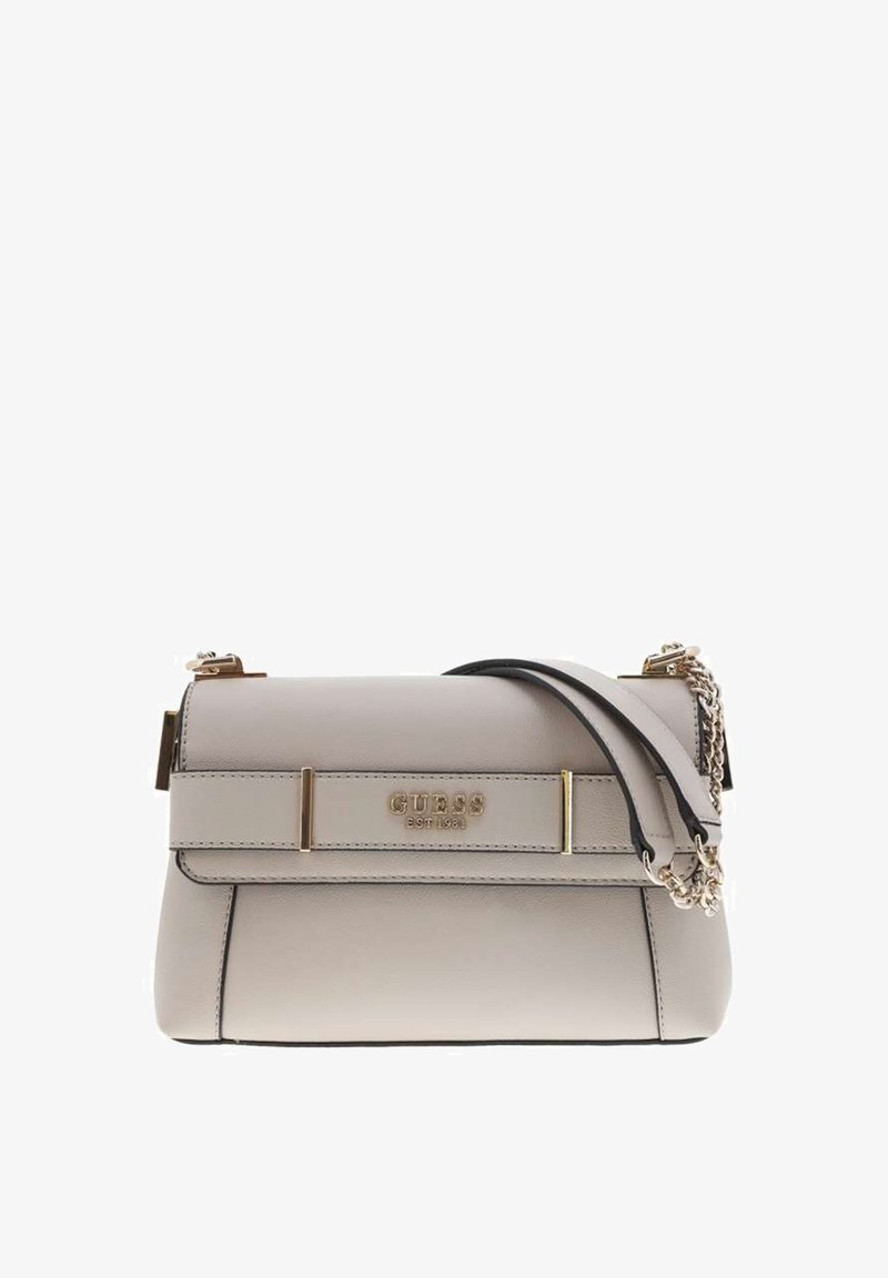 Borsa in pelle grigia chiara con una forma strutturata, dettagli in metallo dorato e una tracolla a catena removibile. Presenta un gancio frontale con marchio.