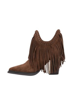 Bottine en daim marron avec bout pointu, talon bloc, et long détail de franges le long des côtés et du bord supérieur.