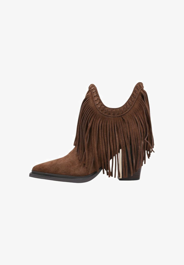 Botín marrón de ante con puntera puntiaguda, tacón de bloque y detalles de flecos largos a lo largo de los lados y el borde superior.