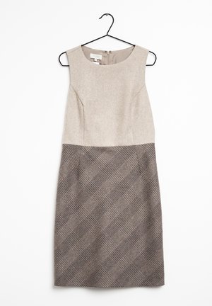 Vestido sin mangas hasta la rodilla con parte superior beige y falda marrón con estampado de cuadros, colgado en una percha negra sobre fondo blanco.
