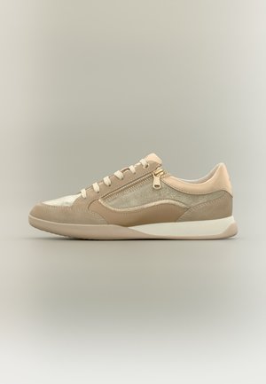 Basket basse beige et taupe, avec des lacets crème, une fermeture éclair latérale, des empiècements texturés et une semelle épaisse blanc cassé, vue de profil.