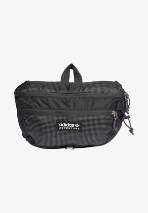 Borsa nera Adidas Adventure con motivo a scacchi, dotata di una tasca frontale con zip, manico superiore e dettagli con cordini regolabili.
