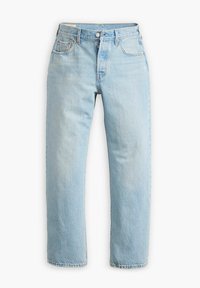 Jean droit bleu clair avec fermeture par bouton et zip, poches avant et arrière, et passants pour ceinture.
