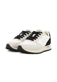 Sneakers caratterizzati da un mix di camoscio bianco e beige, lacci neri, contrafforte posteriore nero testurizzato e borchie decorative argento. Suola leggera.