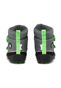 Grijze en zwarte schoenen met groene elastische accenten, ronde vorm, gevoerde kraag en gemarmerde zolen. Merklot zichtbaar op de hiel.