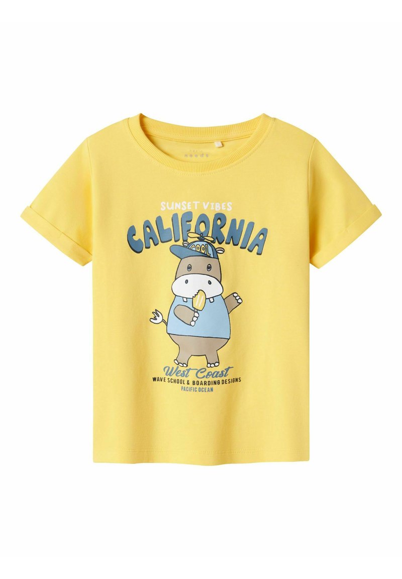 Camiseta de algodón amarilla con un gráfico de un animal de dibujos animados sosteniendo un helado, con el texto "California" y "Sunset Vibes" en azul y negro.