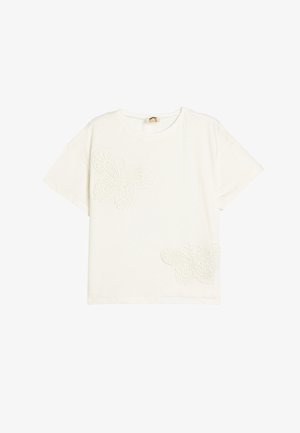 Witte t-shirt met korte mouwen met twee geborduurde vlinders in een tonale uitstraling op de voorkant. Zacht, lichtgewicht katoenmateriaal.