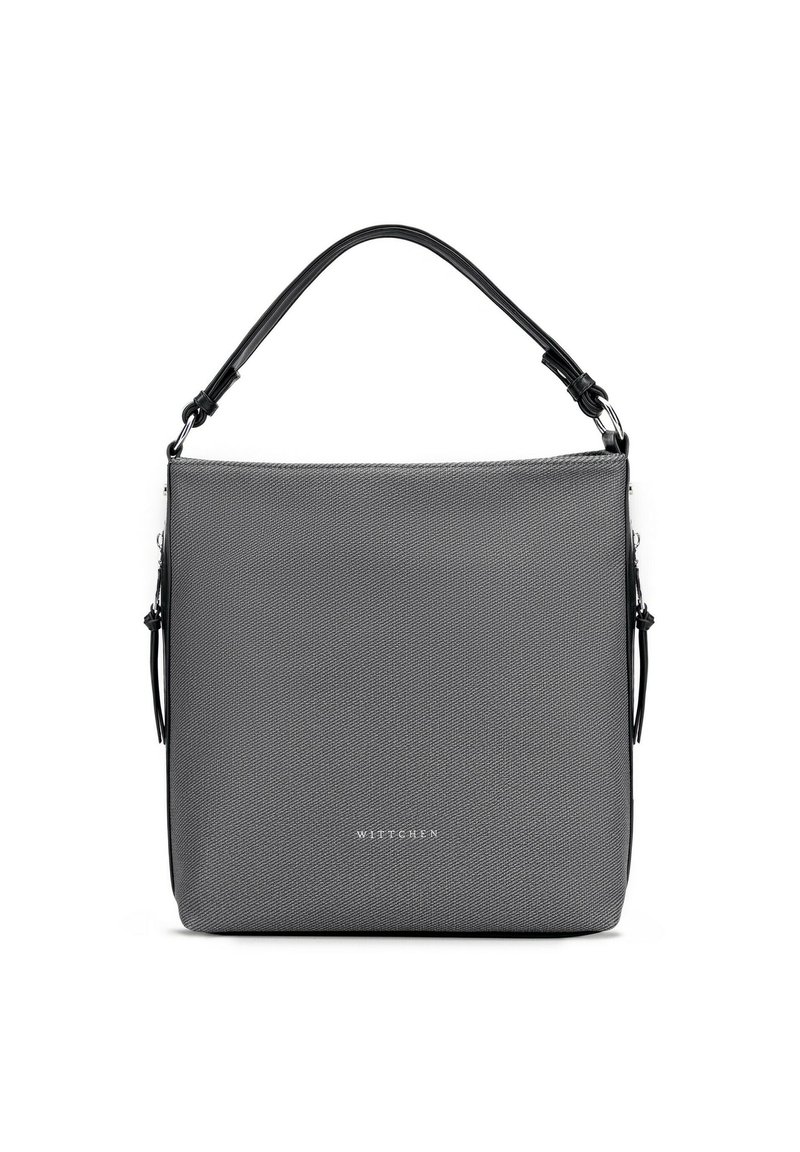 Šedá texturovaná kabelka obdélníkového tvaru s černou rukojetí, stříbrným kováním a přední ozdobou s logem.