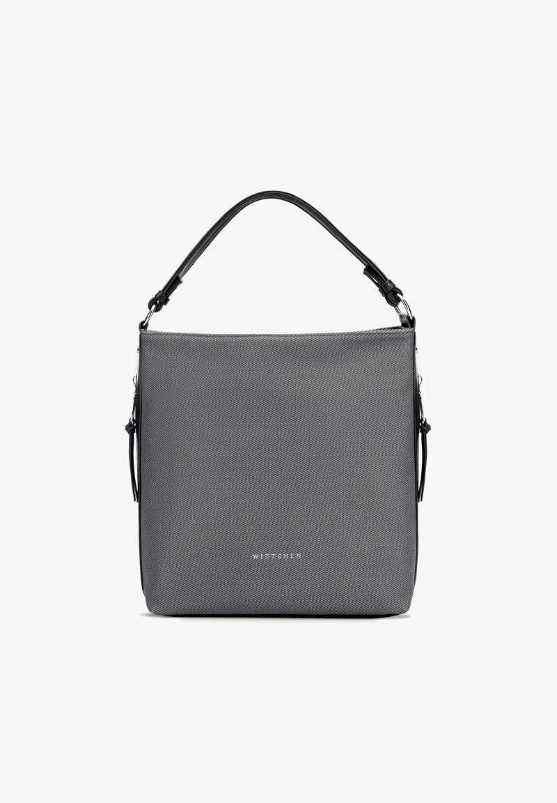 Grijze tas met een textuur en rechthoekige vorm, voorzien van een zwarte handgreep, zilveren hardware en een logo-versiering aan de voorkant.