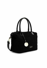 Borsa nera realizzata in tessuto dalla consistenza fluffy con dettagli in pelle liscia, dotata di due manici e di una tracolla regolabile, con un'etichetta in metallo.