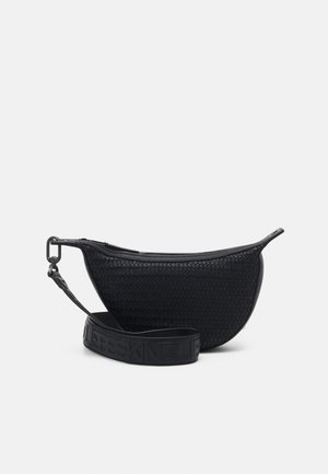 Černá tkaná oválná taška vyrobená z texturovaného materiálu, která má zipové uzavření a odnímatelný popruh s logem. Kompaktní design s hladkým povrchem.