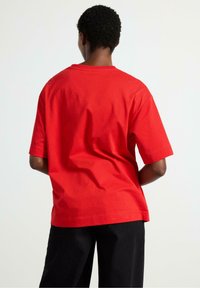 Rode katoenen t-shirt met een relaxte pasvorm, korte mouwen en een ronde hals, met een gladde textuur en een minimalistisch ontwerp.