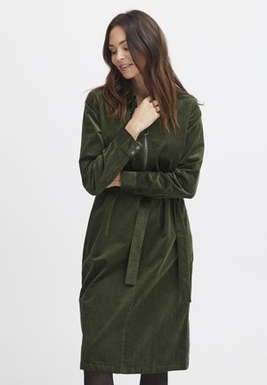 Groene corduroy jurk, knoopsluiting, lange mouwen, strik aan de taille, knie-lang, textiel met verticale ribbels.