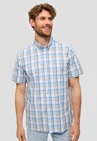 Korte mouwen, knoopsluiting shirt in een blauw en beige geruit patroon. Gemaakt van lichte stof met een klassieke kraag en een detail van een voorzak.