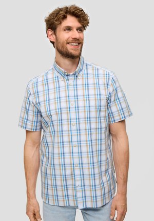 Chemise à manches courtes, avec boutons, dans un motif à carreaux bleu et beige. Fabriquée en tissu léger avec un col classique et un détail de poche à l'avant.