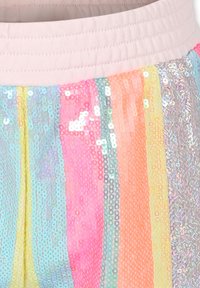 Shorts à sequins avec une ceinture élastique pastel rose, ornés de rayures verticales dans des nuances iridescentes de rose, bleu, jaune et orange.