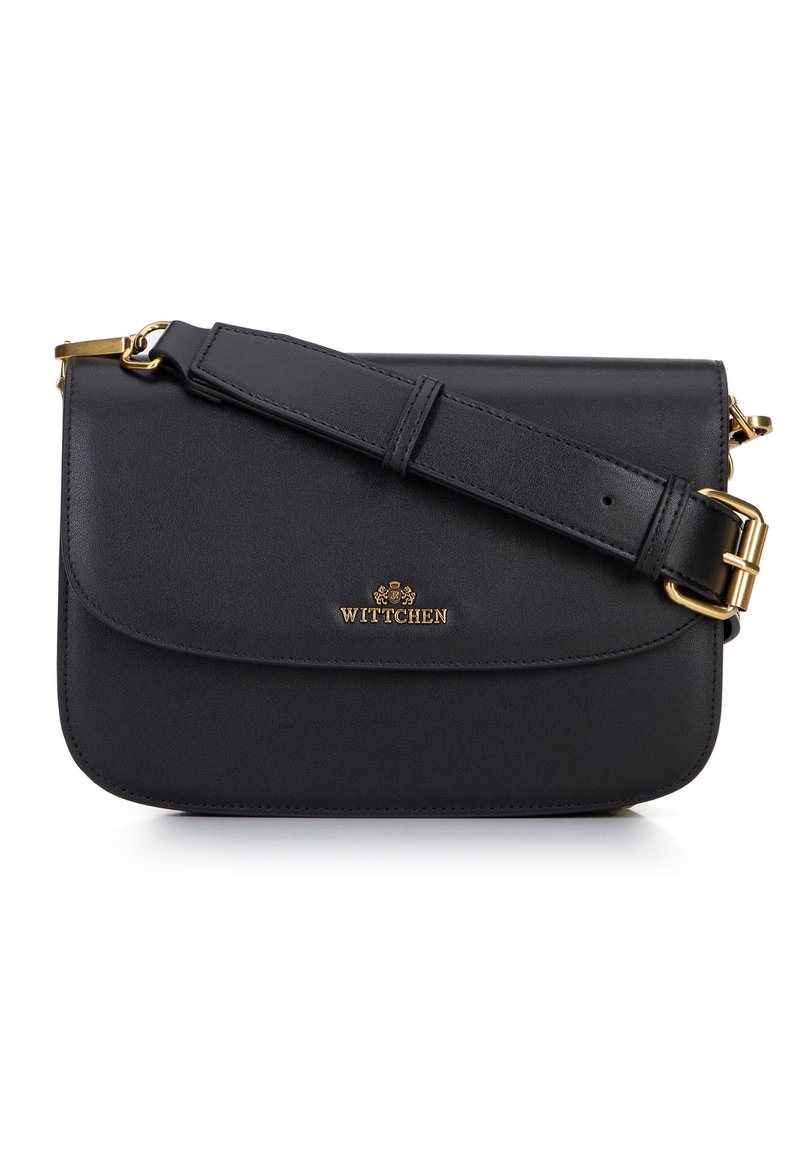 Schwarze Ledertasche zum Kreuztrage mit einem Klappenverschluss, goldfarbenen Beschlägen und einem verstellbaren Tragegurt. Mit eingeprägtem Markenlogo auf der Vorderseite.