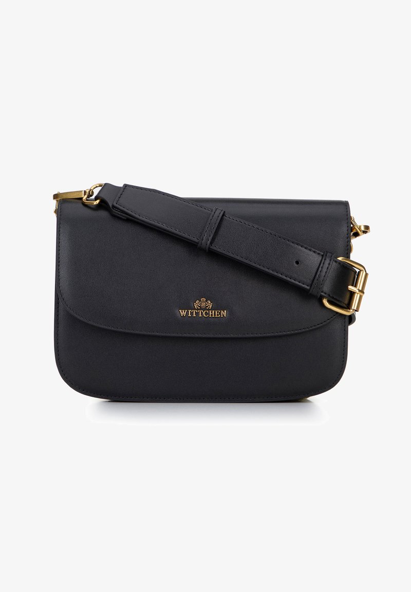 Borsa a tracolla nera in pelle con chiusura a pattina, hardware dorato e tracolla regolabile. Presenta il logo del marchio impresso sul davanti.