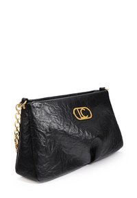 Bolso de mano de cuero negro con una textura arrugada, strap de cadena dorada y un acento de logo dorado en la parte frontal. Diseño estructurado con cierre de cremallera.