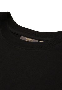 T-shirt nera a girocollo con una texture di cotone morbida. Presenta un collo a coste e un'etichetta che mostra il logo del marchio in oro su uno sfondo grigio.