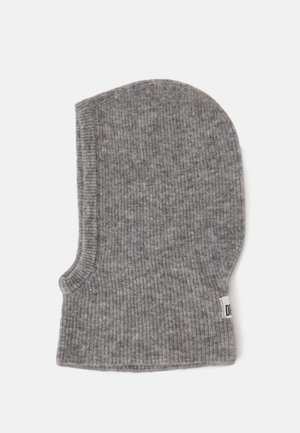 Grijze geribbelde gebreide bivakmuts met brede nekbedekking en klein wit stoffen label aan de zijkant.