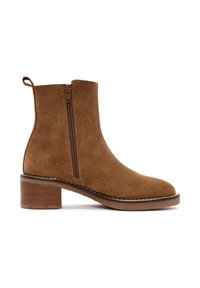Stivaletti in suede marrone con punta arrotondata, chiusura con zip laterale, tacco in legno di 5 cm e dettagli di cucitura attorno alla suola.
