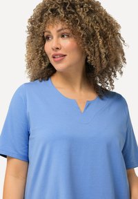 Ulla Popken A-LINIE HALBARM - Triko s potiskem - cloud blue