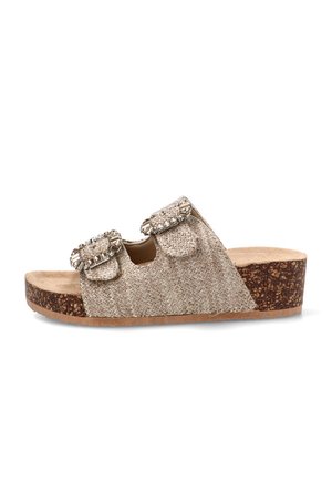 Sandalia deslizante beige tejida con dos tiras con hebillas adornadas y tacón de cuña de corcho marrón y suela de goma.