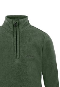 Pullover in pile verde scuro con zip a un quarto sul davanti e colletto alto, che presenta un piccolo logo ricamato "protest" sul petto.