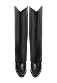 Stivali neri al ginocchio in pelle liscia, con punte appuntite e gambali alti e strutturati con un bordo superiore angolare distintivo.