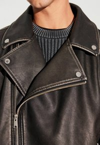 Next REGULAR FIT - Imiteret læderjakke - black