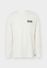 Weißes Langarmhemd aus Baumwolle, mit einem kleinen blauen und braunen Logo auf der linken Brustseite. Klassisches Rundhalsausschnitt-Design.