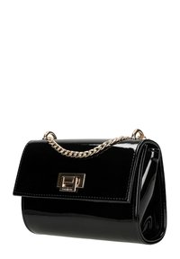 Schwarz lackierte Handtasche mit einem goldenen Kettenriemen, rechteckiger Form, Klappe auf der Vorderseite und einem dekorativen, metallischen Logodetail.