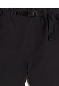 Svarta shorts med elastisk midja och justerbart bälte. Slät textur, minimalistisk design med en framkantdetalj.