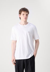 Tommy Hilfiger ESSENTIAL TEE - T-shirt imprimé - white